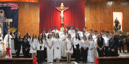 La celebración fue presidida por Monseñor Mario Quirós en un ambiente de fe, alegría y compromiso juvenil.