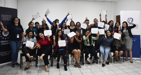 Jóvenes graduados del Curso de Cajero Bancario II