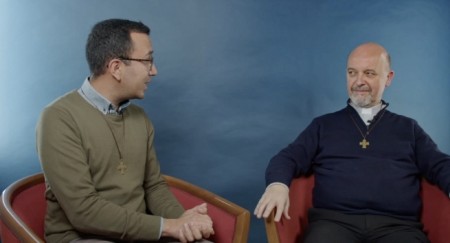 El padre Stefano Martoglio durante la videoentrevista sobre la Ratio, conducida por el hno. V&iacute;ctor Barrios, de la Inspector&iacute;a Divino Salvador CAM, actualmente en estudios en Roma, contribuyendo desde all&iacute; al di&aacute;logo formativo de la Congregaci&oacute;n inspirada en el carisma de Don Bosco.