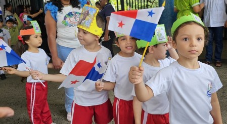 Estudiantes del Instituto Técnico Don Bosco portan con orgullo la bandera panameña durante el homenaje a la patria, reflejando su amor por Panamá y los valores salesianos de fe, compromiso y ciudadanía responsable.