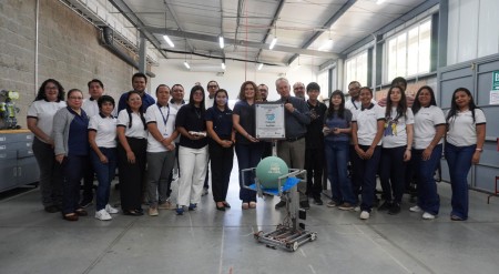Estudiantes y autoridades de FUSALMO posan junto a la placa de la Certificaci&oacute;n STEAM nivel Platino, entregada por SOLACYT, que reconoce el compromiso de la fundaci&oacute;n con la innovaci&oacute;n educativa y la formaci&oacute;n integral de ni&ntilde;as, ni&ntilde;os y j&oacute;venes