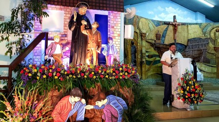 El altar de Don Bosco, una recreación del portal de su casa en I Becchi y las actividades que realizaban los chicos del oratorio. 