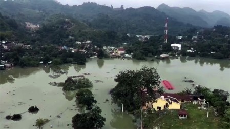 Bajo el agua han quedado casas y la parroquia salesiana en la Aldea de Campur.