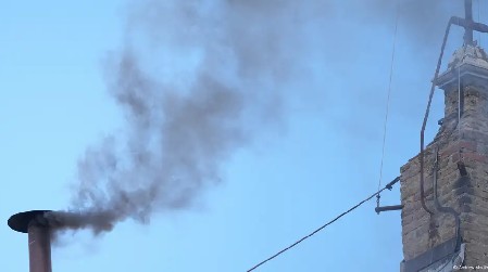 Salió humo negro de la chimenea de la Capilla Sixtina a las 11.51 horas.