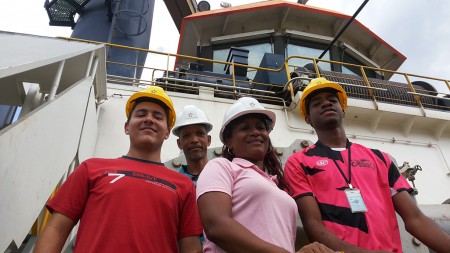 Alumnos salesianos en el canal de Panamá.