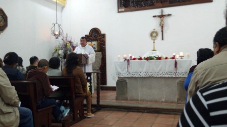 Momento de oración frente a Jesús Sacramentado.