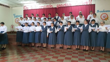 Hijas del Divino Salvador celebrando la fiesta de gratitud.