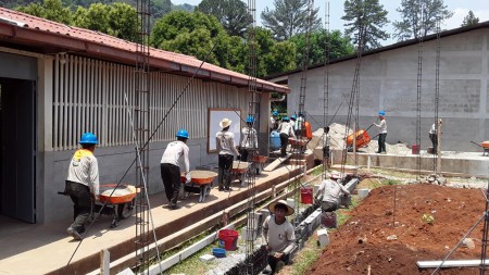 La construcción del taller fue llevada a cabo por el personal de la obra salesiana, tanto docentes como estudiantes.