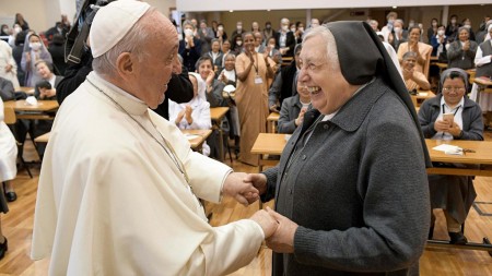 Siendo Superiora General de las Hijas de María Auxiliadora, sor Yvonne Reungoat, FMA, se encontró con el papa Francisco en octubre de 2021. (Vatican Media).