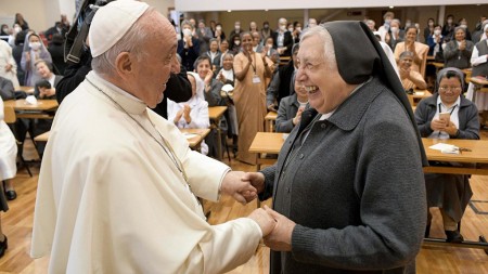 Siendo Superiora General de las Hijas de Mar&iacute;a Auxiliadora, sor Yvonne Reungoat, FMA, se encontr&oacute; con el papa Francisco en octubre de 2021. (Vatican Media).