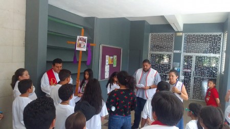 Niños que se preparan para su primera comunión del Instituto Técnico Don Bosco.