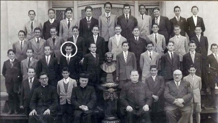 En esta imagen de 1949, se observa a Jorge Mario Bergoglio, papa Francisco, marcado con un círculo blanco, durante sus días como estudiante en el Colegio Salesiano de Ramos Mejía, Argentina.
