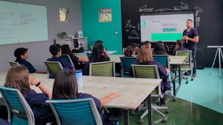 Estudiantes del CEDES Don Bosco participan en una clase STEAM, donde desarrollan habilidades técnicas y de pensamiento crítico a través de metodologías activas y proyectos innovadores.