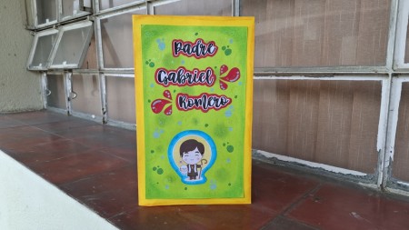 Los estudiantes del Centro Escolar Miguel Magone entregaron al padre Gabriel Romero, SDB, una tarjeta elaborada con cariño, como muestra de agradecimiento por su visita y constante apoyo.