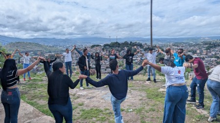 Jóvenes de las distintas zonas pastorales de la Parroquia María Auxiliadora participaron con entusiasmo en una dinámica del encuentro juvenil, que buscó animarlos a integrarse activamente a los grupos de sus comunidades.