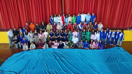 El elenco del musical “El Resucitado”, conformado por estudiantes actores, acompañados por pastoralistas y el padre director Mariano Miranda, SDB, celebra el éxito de una puesta en escena que une fe, arte y talento juvenil.