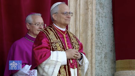 Con alegría, la Familia Salesiana acoge al Papa León XIV, mensajero de paz y cercanía, encomendándolo a María Auxiliadora.