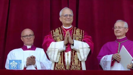 El Papa León XIV saluda por primera vez desde el balcón central de la Basílica de San Pedro, momentos después de ser presentado al mundo como el nuevo Sucesor de Pedro, conmoviendo a los fieles con sus primeras palabras: “La paz esté con ustedes”. Imagen captura de pantalla.