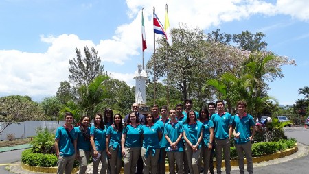Carlos Garde y alumnos del Colegio Don Bosco en Zapote. CR. 