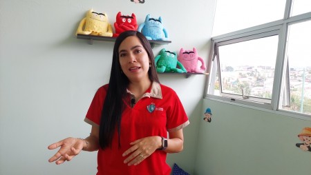 Docente del Salesiano Don Bosco explica con entusiasmo el tema del día, promoviendo un ambiente de aprendizaje activo y participativo entre los estudiantes.