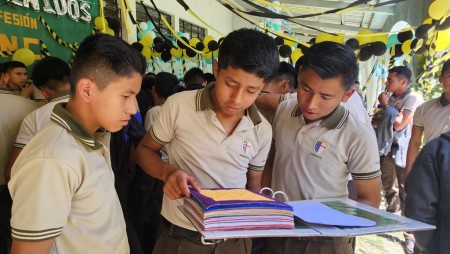 Estudiantes de Quinto Bachillerato en Ciencias y Letras presentan sus proyectos de vida en los Centros Don Bosco Carchá y Raxruhá, reflexionando sobre sus metas y aspiraciones personales en el marco de la formación integral salesiana.