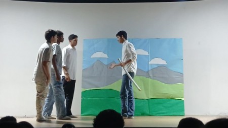 Estudiantes de noveno grado representan escenas inspiradas en la literatura del Renacimiento en el Auditorio Don Vecchi.