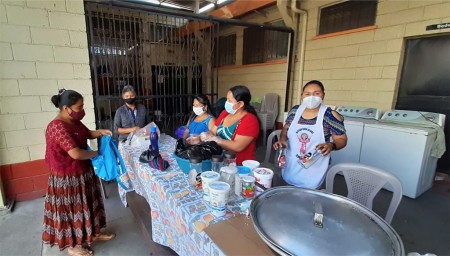 Esta obra se hace posible gracias a las familias que la apoyan.