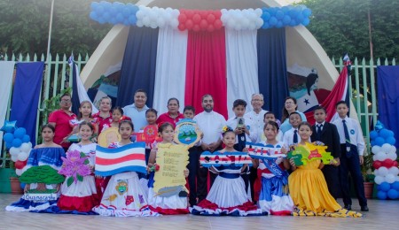 Estudiantes de la Anexa San Juan Bosco celebran a la nación de Costa Rica con una presentación cultural, acompañados por el padre Julio Navarro, Inspector para Centroamérica, quien participó en este acto conmemorativo.