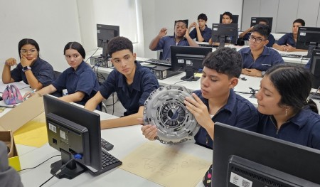 La capacitación fue recibida con gran entusiasmo por los asistentes, quienes valoraron tanto el contenido teórico como la práctica interactiva, elementos clave para consolidar su formación como futuros profesionales en la industria automotriz.