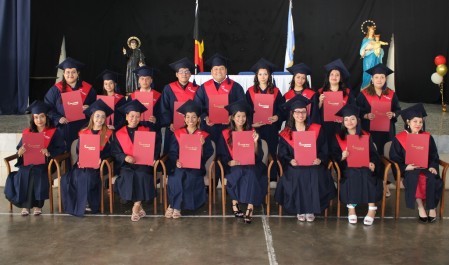 Los graduados de la segunda generaci&oacute;n de Bakery School El Salvador posan con sus diplomas, celebrando un nuevo logro en su proceso de formaci&oacute;n t&eacute;cnica y humana dentro de la misi&oacute;n educativa de la Obra Salesiana San Jos&eacute; de Santa Ana.