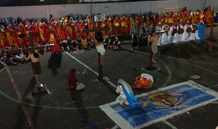 Con fe y entrega, estudiantes de la Escuela Salesiana Domingo Savio escenifican la Pasi&oacute;n de Cristo en el Viacrucis viviente.