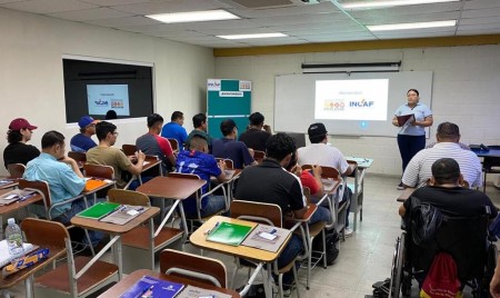 Estudiantes en la primera sesión del curso de soldadura en el salón de clases del INCAF San Bartolo.