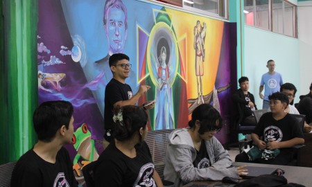 Adolescentes participando en una charla del Regional Teen Summit.