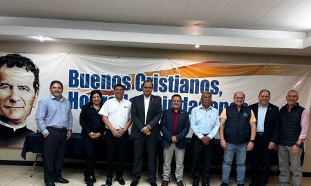  Integrantes de la nueva Junta Directiva de la Asociación de Antiguos Alumnos de Don Bosco en Guatemala, tras la elección realizada en el marco de la celebración a Don Bosco.