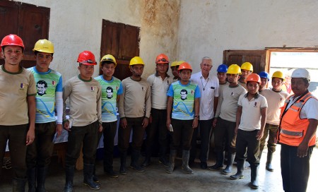 El mismo Centro Don Bosco aporta la mano de obra con sus estudiantes que están haciendo aquí sus prácticas de albañilería, electricidad.