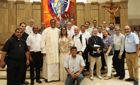 El nuevo diácono Alex Pinilla junto a sus familiares y salesianos de la Inspectoría de Centroamérica tras la ceremonia de ordenación diaconal en la Parroquia Santa María de la Esperanza en Roma.