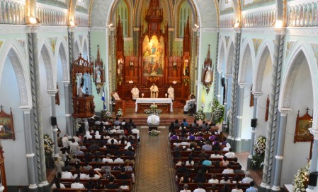 Familiares, fieles y Familia Salesiana participan en la misa exequial del P. Miguel Ángel Cano Rosales, SDB, en la Capilla María Auxiliadora de Granada. 