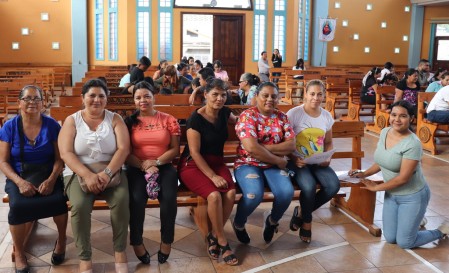 Padres de familia participan en un taller sobre el uso responsable de las redes sociales, buscando herramientas para proteger a sus hijos en el mundo digital.