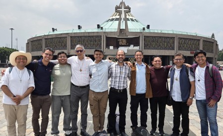 Novicios salesianos del Noviciado “Sagrado Corazón” de Coacalco participan en la peregrinación a la Basílica de Guadalupe, viviendo un encuentro de oración, fe y fraternidad.