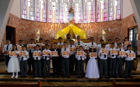 Colmados de fe los niños del Colegio Salesiano Santa Cecilia recibieron su Primera Comunión, acompañados por sus familias y la comunidad educativa que los anima a crecer en la fe.