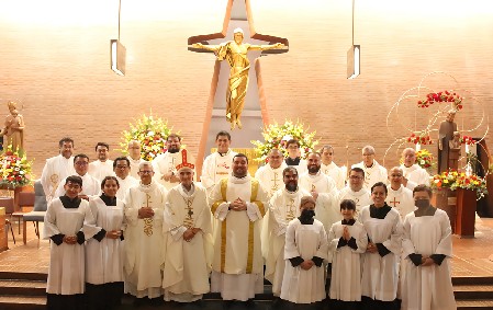 El nuevo diácono Osiris Adiel Rivera Hernández, SDB, junto a los salesianos celebrantes, comparte la alegría de su ordenación diaconal en un ambiente de fraternidad y fe.