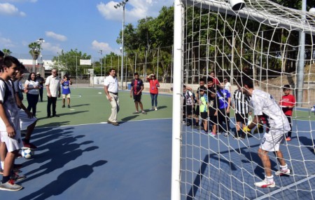 Centro Juvenil Salesiano FUSALMO restaura cancha de fútbol.
