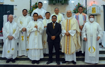 Douglas Pérez junto a sus hermanos salesianos.