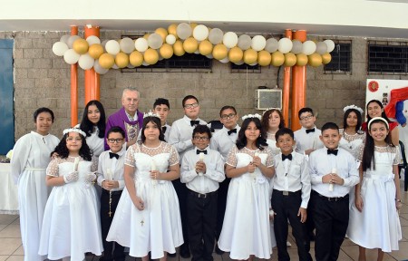 Niños del oratorio de FUSALMO que celebraron el sacramento de la Primera Comunión.