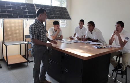 Jóvenes del curso de Instalación y Mantenimiento de Paneles Solares.