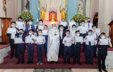 En la Eucaristía se invitó a los niños a tomar como modelos de santidad a Domingo Savio y Laura Vicuña.