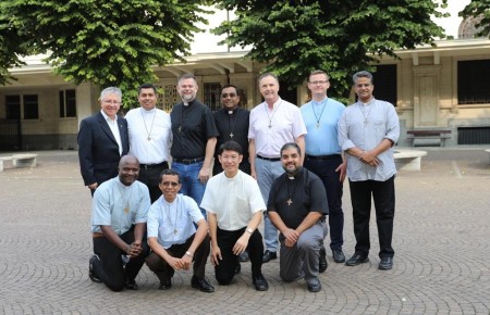 Nuevos inspectores salesianos junto al Rector Mayor en el cierre del curso de Formación para los nuevos inspectores.