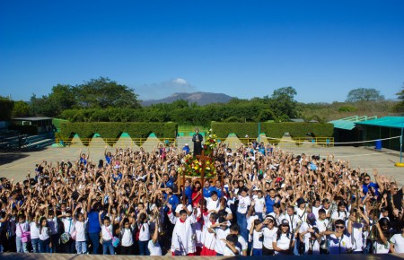 Estudiantes celebran con alegr&iacute;a y esp&iacute;ritu salesiano a San Juan Bosco, compartiendo juegos y sonrisas que reflejan el carisma del &ldquo;Padre y Amigo de los j&oacute;venes&rdquo;.