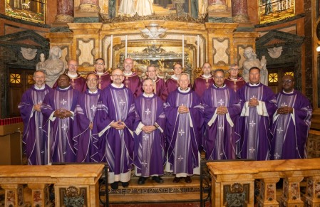 En un ambiente de recogimiento, el Rector Mayor, Don Fabio Attard, lideró la eucaristía en la Basílica de María Auxiliadora junto a los miembros del Capítulo General, dando la bienvenida a los nuevos integrantes del Consejo General con la presencia del Cardenal Cristóbal López Romero.