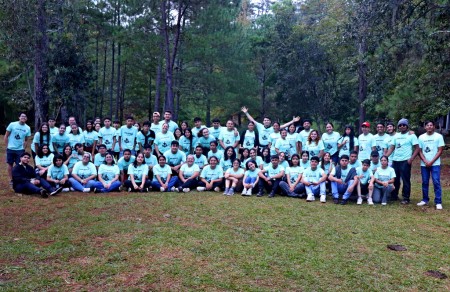 Participantes del Campobosco Nacional 2024 en Valle de Ángeles, Honduras, lucen con orgullo la camiseta alusiva al evento, unidos en espíritu salesiano y compromiso juvenil.